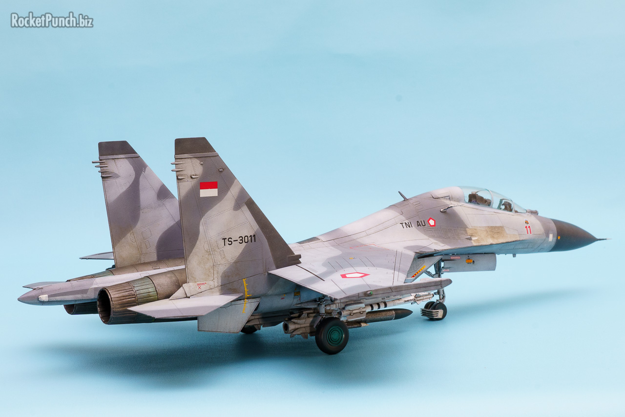 trumpeter-1-72-sukhoi-su-30mk2-flanker-g-tni-au-the-display-case